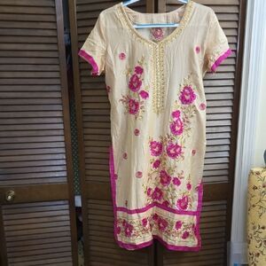 Elegant Pink Floral Kaftan Like New